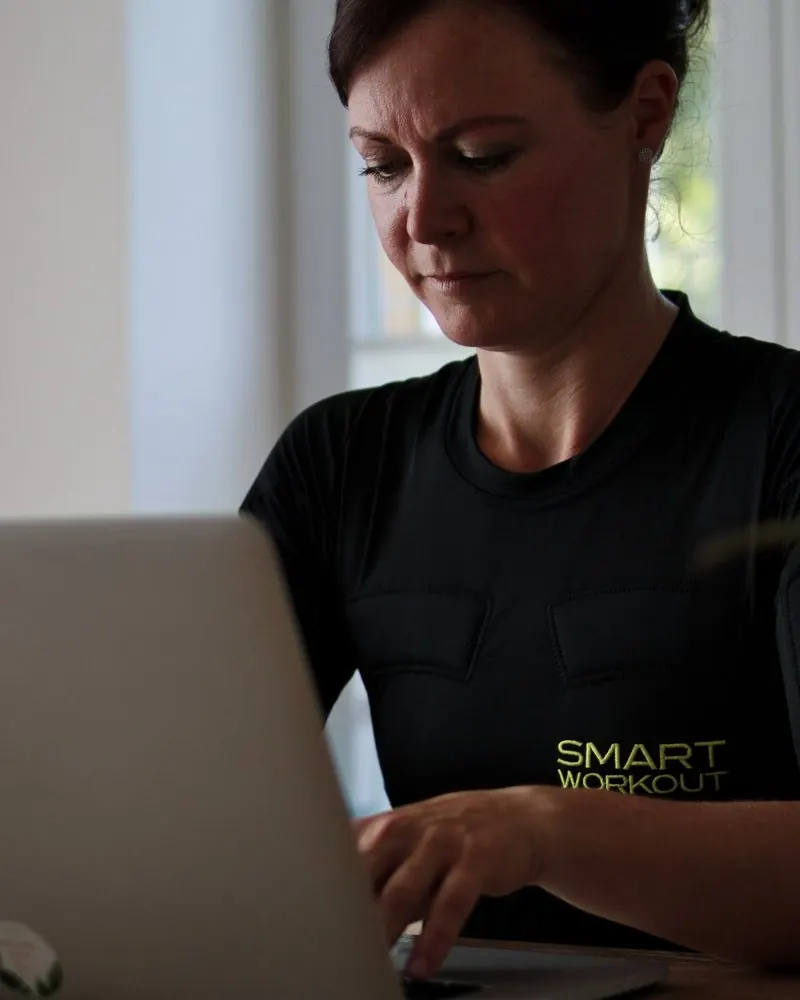 Imagefoto: Frau arbeitet konzentriert am Laptop
